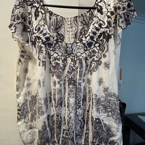 Black & White Paisley Short-Sleeve Women’s Top